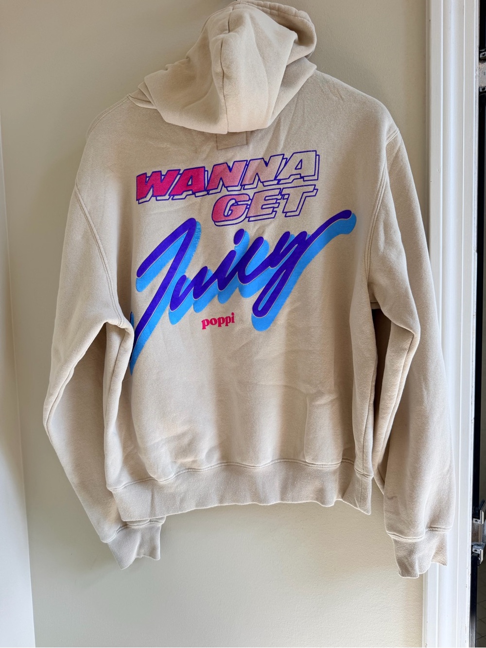Cream Poppi hoodie with blue/pink 'WANNA GET Juicy' graphic, size M